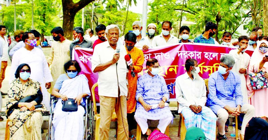 Trustee of Ganoswasthya Kendra Dr Zafrullah Chowdhury speaks at a sit-in organised by Rickshaw Sramik Dal at the Central Shaheed Minar in the city on Wednesday.