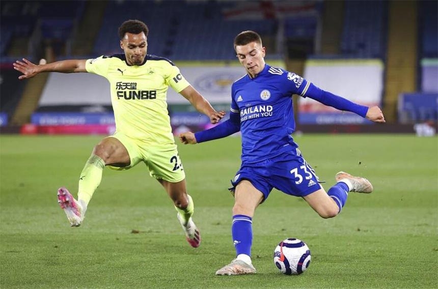 Leicester's Luke Thomas (right) and Newcastle's Jacob Murphy challenge for the ball during the English Premier League soccer match at the King Power Stadium in Leicester, England on Friday.