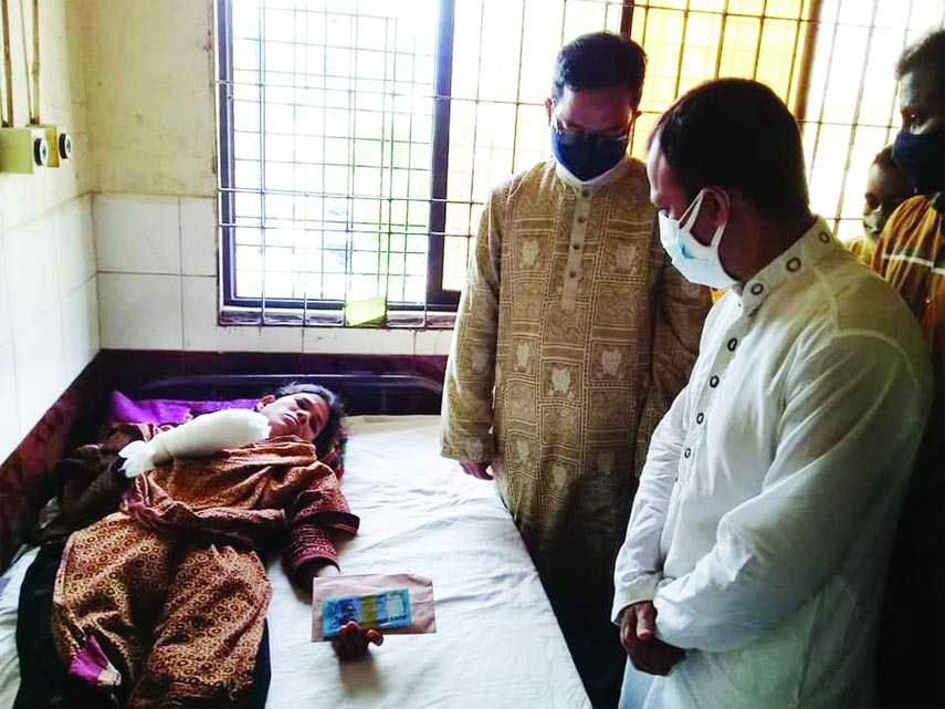 Deputy Director of the Local Government Department, Md. Main Uddin along with UNO KM Yasir Arafat visits injured Rina at a local hospital in Brahmanbaria on Friday. Rina lost her finger while trying to bring GR's assistance of Tk 450 from Union Parishad