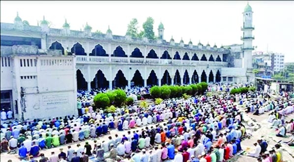A view of grand prayer of Jamiatul Wida held at Anderkilla Shahi Jame Mosque in port city on Friday.