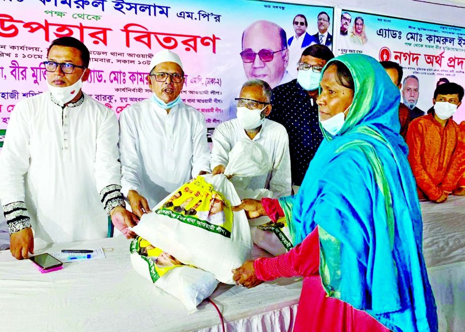 On behalf of Advocate Kamrul Islam, MP, leaders of Keraniganj thana Awami League distribute foodstuff among the poor people in front of Keraniganj Model Thana on Monday.