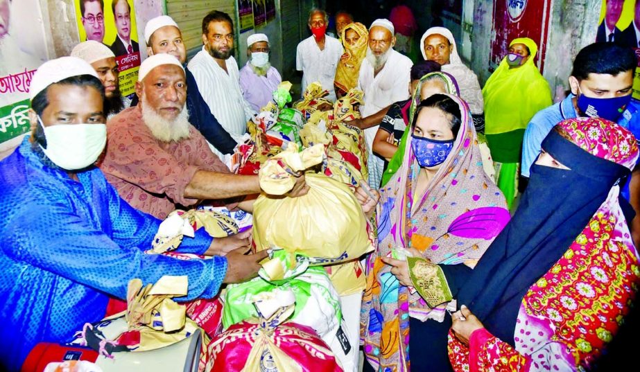 Masjid Goly Committee distributes foodstuff among the destitute at Bechhram Dewri in the city on Tuesday.