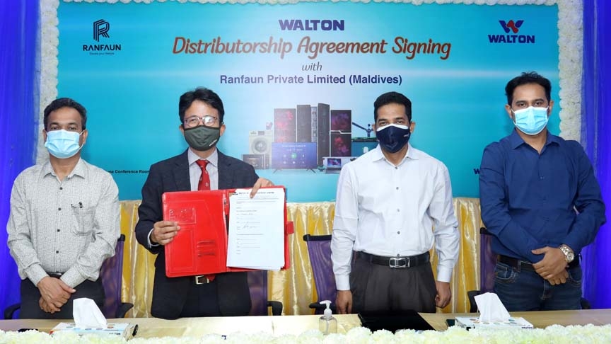 Edward Kim, President of Walton International Business Unit (IBU) and Mohammed Fathih, owner of Ranfaun Private Limited, exchanging document after signing an agreement at the head office of Walton in the capital recently to export its products in Maldives