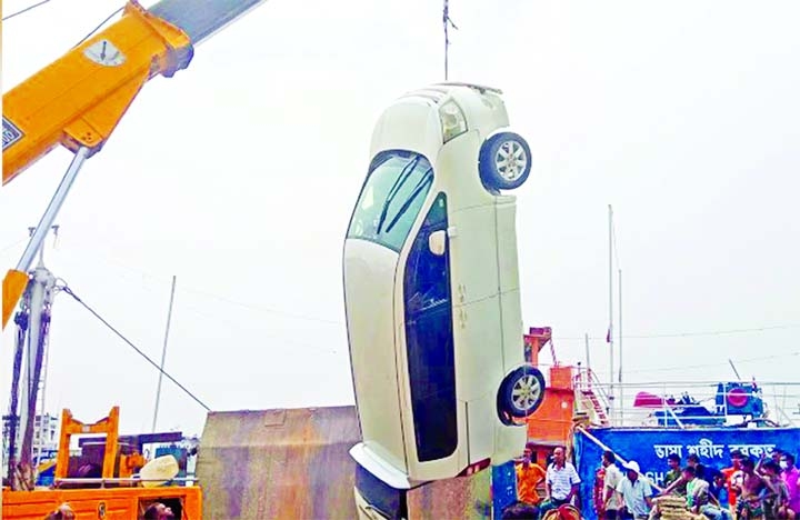 A BIWTA crane salvaging a microbus which plunged into the Padma River at Daulotdia ghat in Goalando upazila of Rajbari district on Tuesday. The driver is missing.