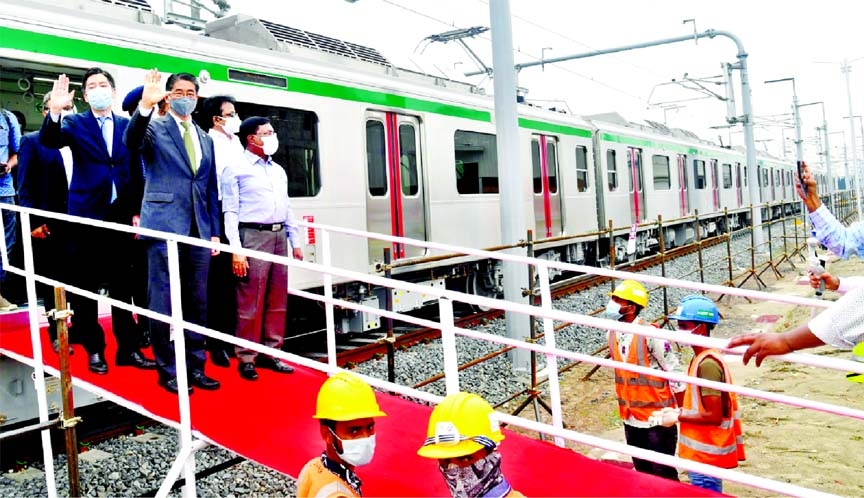 The first six cars of the Dhaka metro rail mark their first media exhibition with a short debut trip at the Diabari (Uttara) depot in the capital on Tuesday.