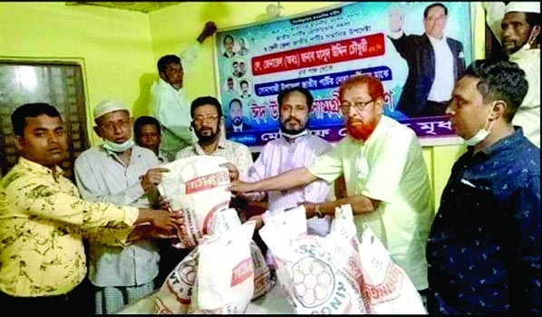 Mosharraf Hossain Mridha, Senior Vice President of Sonagazi Upazila Jatiya Party and Chairman of Najran Group of Companies distributed Eid gifts among the leaders and workers of Jatiya Party on behalf of Lt Gen (Retd) Masud Chowdhury, MP of Feni-3 constit
