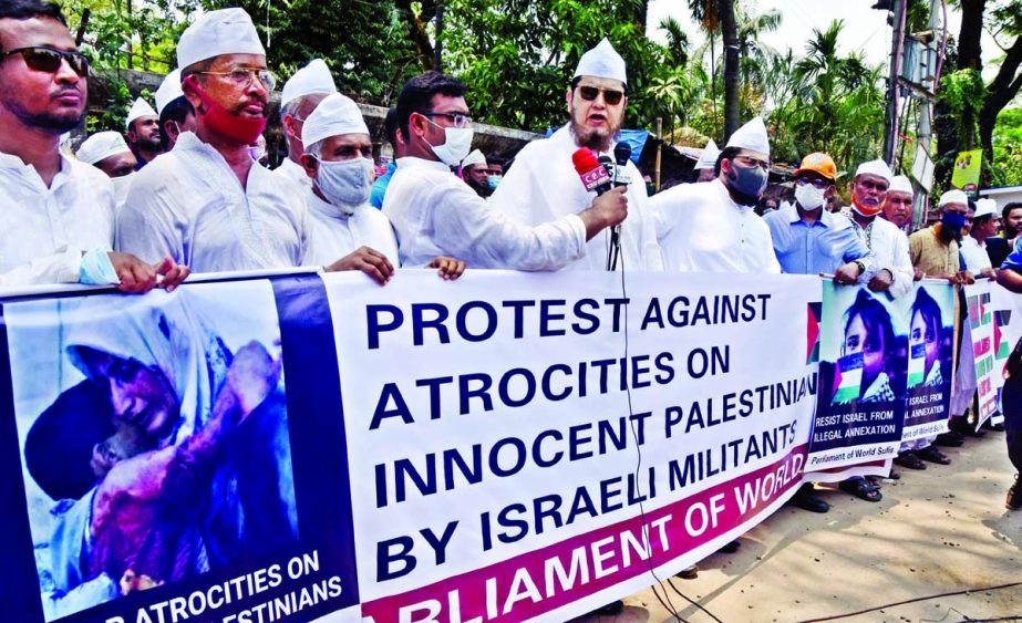 Parliament of World Sufis forms a human chain in front of the Jatiya Press Club on Monday in protest against atrocities on innocent Palestinians by Israel.