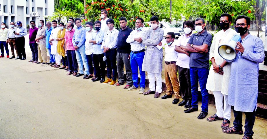 Newsmen form a human chain in front of the Jatiya Press Club on Tuesday demanding release of journalist Rozina Islam