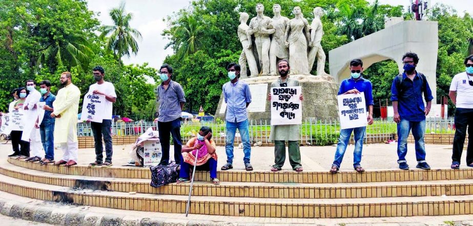 Bangladesh Chhatra Union forms a human chain in front of Raju Sculpture of DU on Tuesday demanding withdrawal of false cases filed against journalist Rozina Islam.