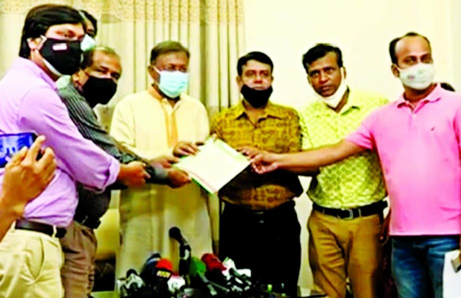 DRU President Morsalin Nomani along with other leaders submit memorandum to Information and Broadcasting Minister Dr. Hasan Mahmud at the latter's residence on Thursday demanding fair investigation into journalist Rozina issue and her release.