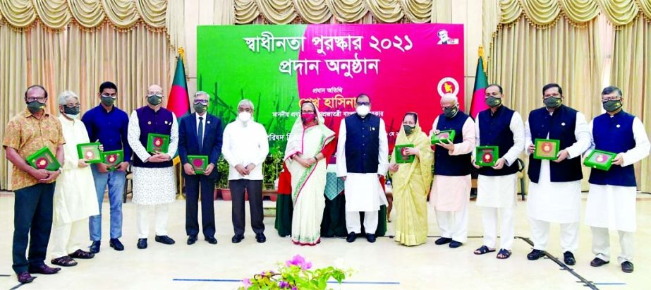 Prime Minister Sheikh Hasina poses for photograph with the recipients of Independence Award-2021 at Ganobhaban on Thursday.