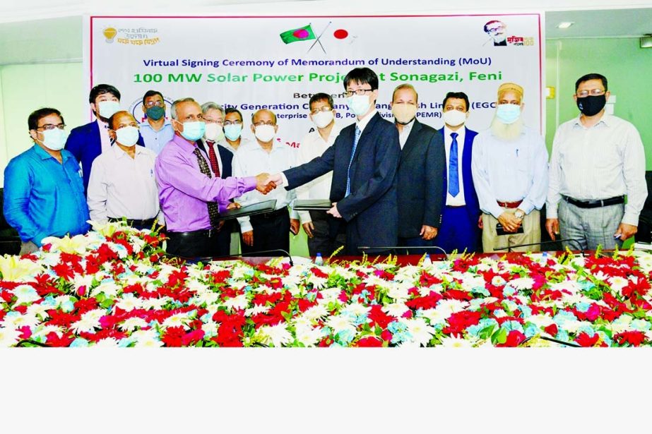 Kazi Nazrul Islam, Company Secretary of Electricity Generation Company of Bangladesh Limited (EGCB) Limited and Hidenobu Kashiwaya, General Manager of Power Business Department of Marubeni Corporation, Japan, exchanging document after signing a MoU at Pow