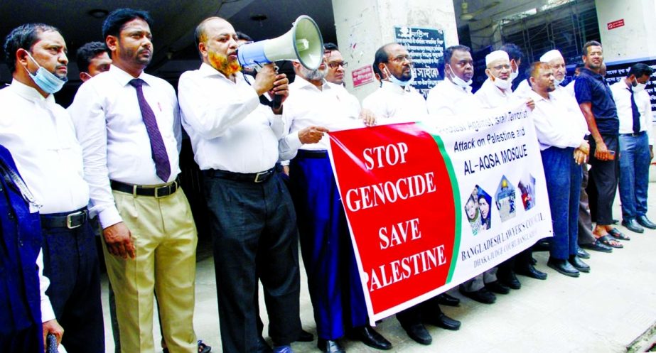 Bangladesh Lawyer’s Council forms a human chain protesting Israeli terrorist attack on Palestine and Al-Aqsa Mosque in front of Dhaka Judge Court on Thursday.