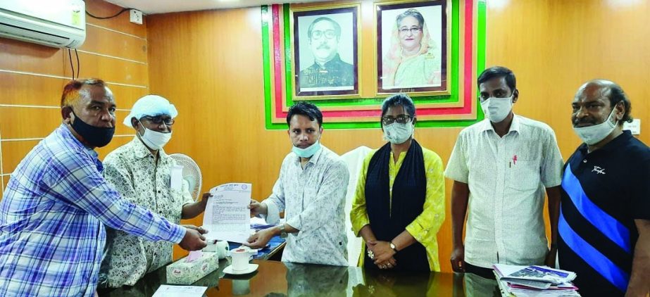 Saidpur Press Club on Thursday hands over a memorandum written to the Prime Minister to Saidpur UNO Md. Nasim Ahmed, seeking unconditional release of Rozina Islam, a senior reporter of Bangla Daily Prothom Alo, who was assaulted by the health officials in