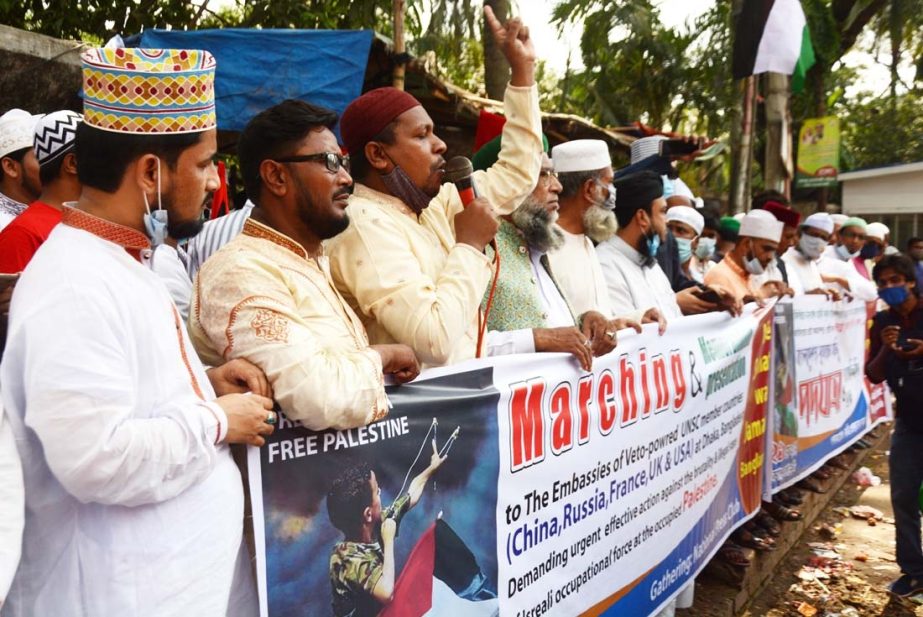 Ahle Sunnat Wal Jamaat Bangladesh forms a human chain in front of the Jatiya Press Club on Friday in protest against genocide in Palestine by Israel.