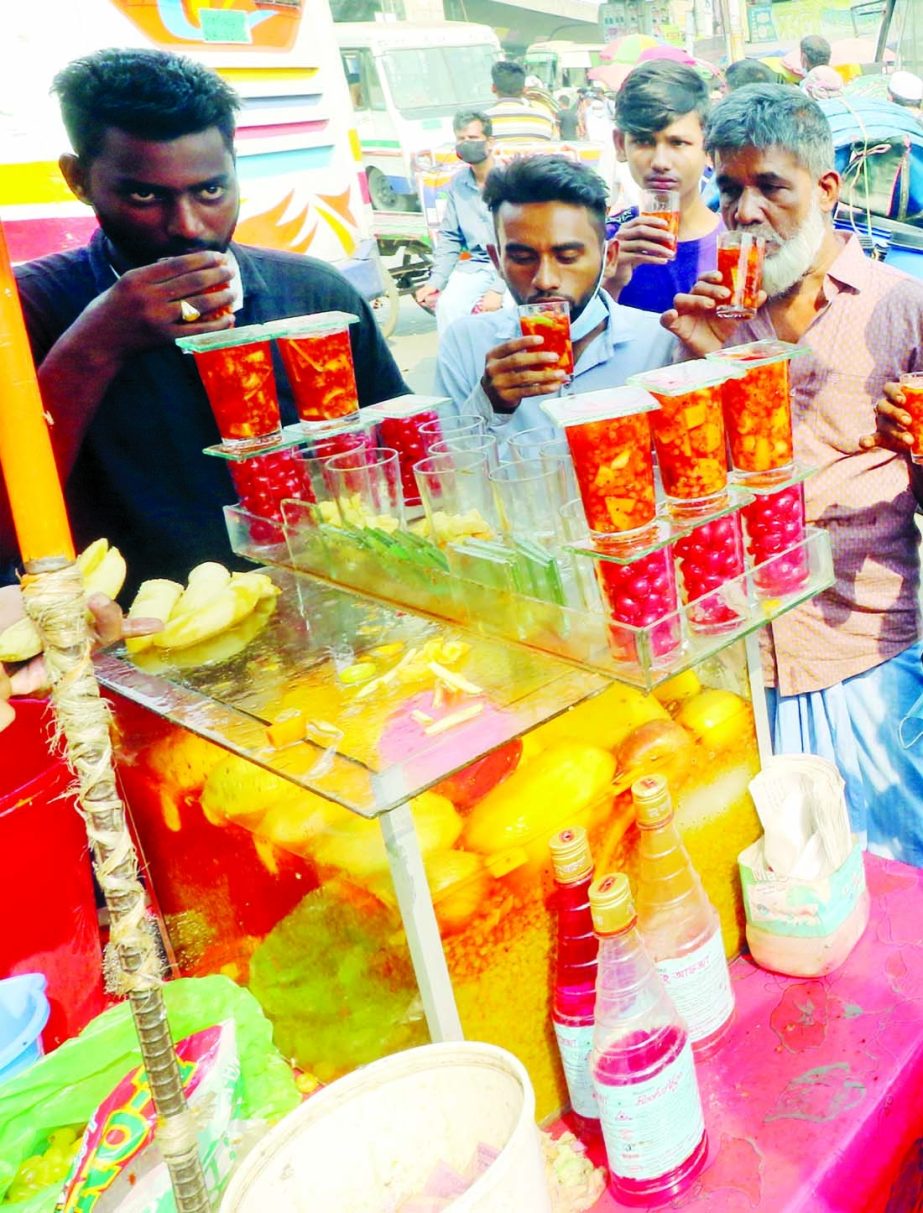 Commoners drink unhygienic squeeze to quench thirst. The snap was taken from Jatrabari area on Friday.
