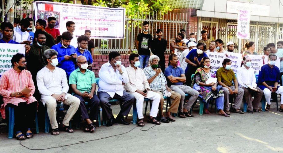 Chairman of Bhasani Anusari Parishad Dr. Zafrullah Chowdhury speaks at a citizen rally in the city's Shahbag on Saturday demanding cancellation of Official Secrets Act and Digital Security Act. Professor of Law Department of Dhaka University Ashif Nazrul