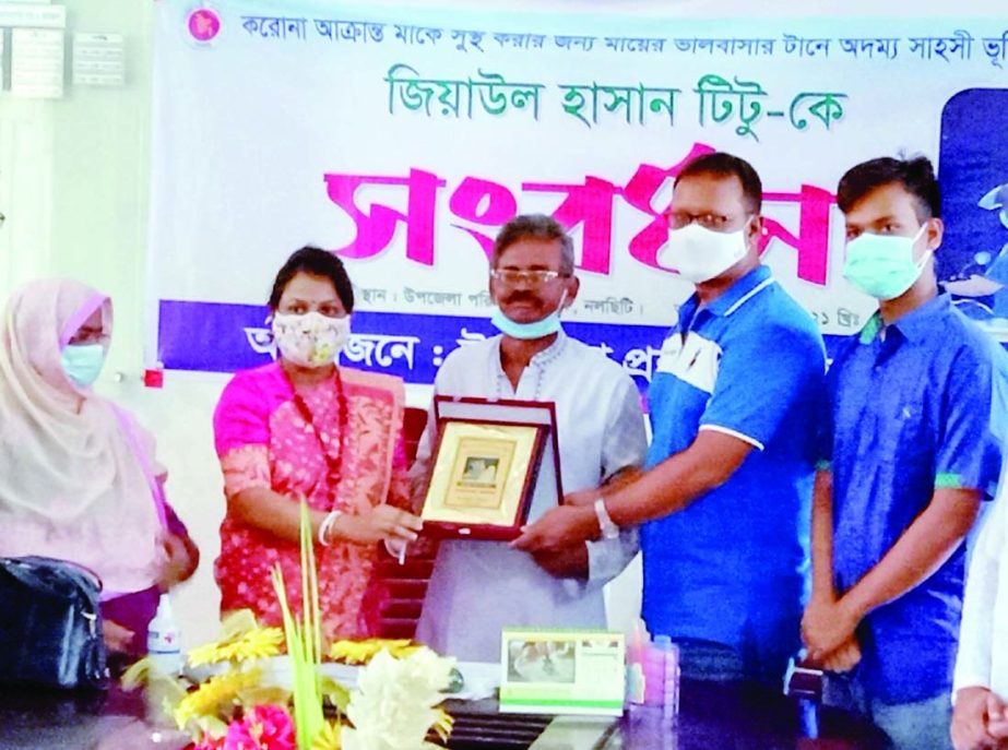 Ziaul Hasan Titu, the son who rode his Covid positive mother with oxygen cylinder has been 'Honored' by Nalcity Upazila Administration of Jhalokati district. He was formally given the 'Memorial of Honour' on behalf of Upazila Administration. Nalcity U