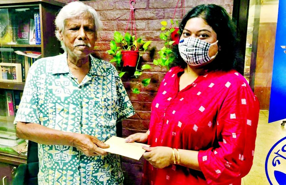 Trustee of Gonoshasthaya Kendra Dr Zafrullah Chowdhury receives donation from Joyita, daughter of Rabindra Sangeet artiste Mita Haq late at Dhanmondi in the capital on Sunday.