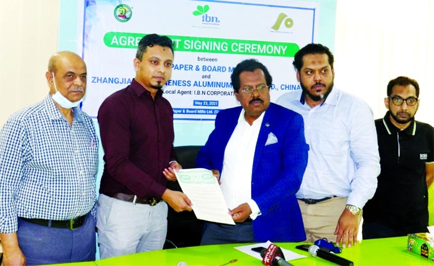 Managing Director of Younus Group and Chairman of Sonali Paper Mohammad Younus and Chief Executive Officer of IBN Corporation on behalf of Zhangjiagang Fineness Aluminum Md. Zahidul Alam, exchanging document after signing a MoU on behalf of their respecti