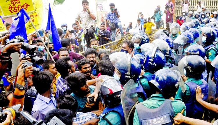 Police thwart activists of Chhatra Union marching towards the Secretariat in a procession on Sunday demanding Justice for Rozina Islam and trial of her harassers.