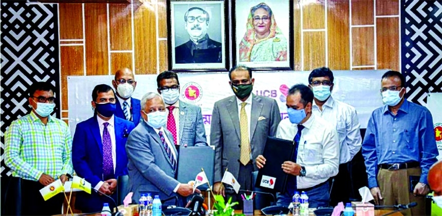 Arif Quadri, Acting Managing Director of United Commercial Bank (UCB) and Pradip Kumar Das, Additional Secretary of the Land Ministry, exchanging documents after signing an agreement at the ministry office on Monday. Land Minister Saifuzzaman Chowdhury wa