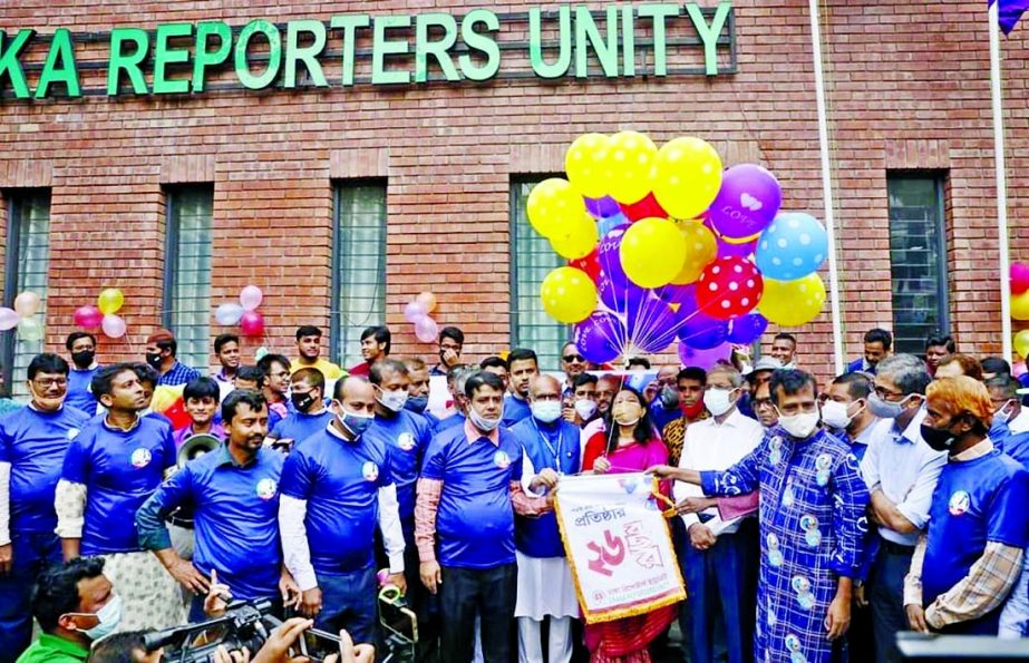 Fisheries and Livestock Minister SM Rejaul Karim and BNP Secretary General Mirza Fakhrul Islam Alamgir inaugurate the 26th founding anniversary of DRU releasing balloons on Wednesday.