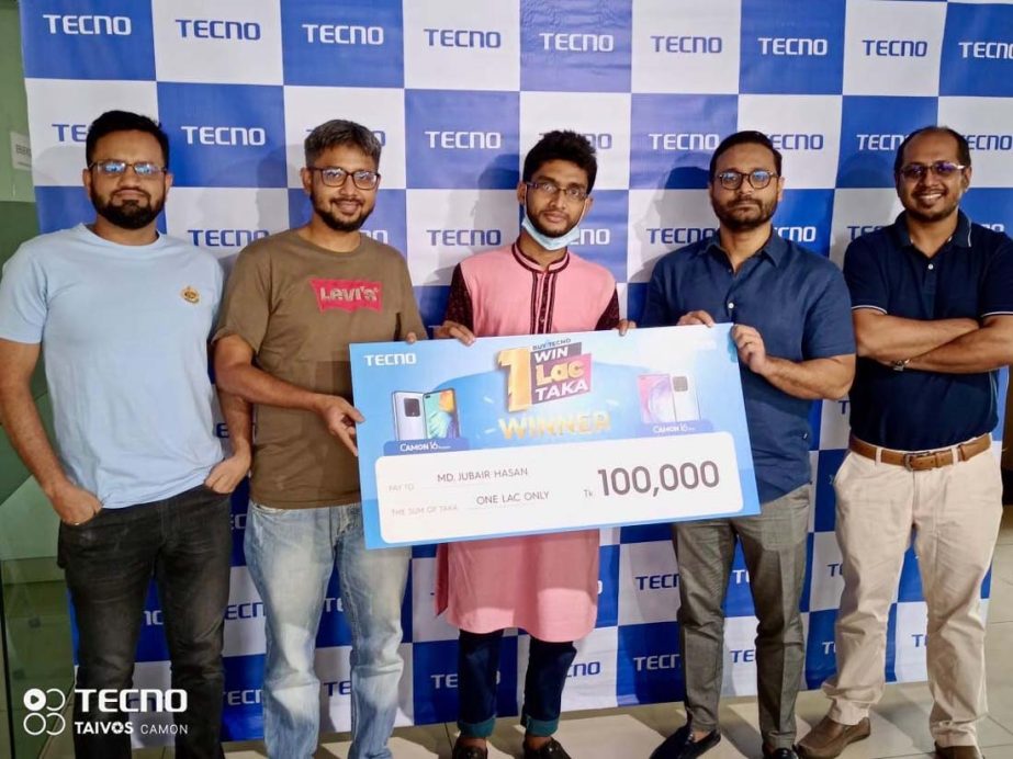 Rezwanul Haque, CEO of Transsion Bangladesh along with Md. Rezaul Hasan, Head of Sales Management, Md. Asaduzzaman, Head of Marketing and Md. Saifur Rahman Khan, Head of TECNO Business Unit handing over Tk 1,00,000 as prize to Jubayer Hassan from Laxmipur