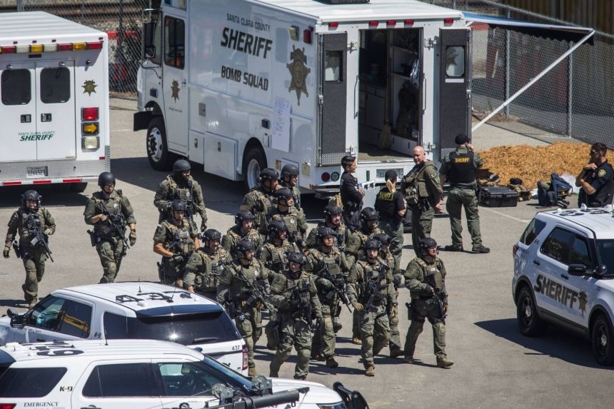 Tactical law enforcement officers move through the Valley Transportation Authority (VTA) light-rail yard.PHOTO: AFP