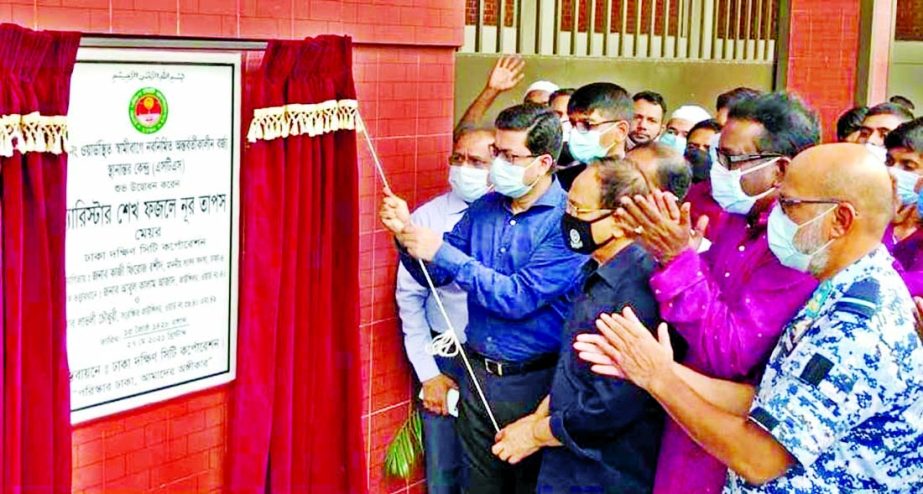 DSCC Mayor Barrister Sheikh Fazle Noor Taposh inaugurates waste management center at 40 No. Ward on Thursday. Local MP Kazi Firoz Rashid was present on the occasion.