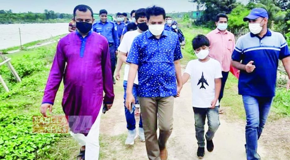 Deputy Commissioner of Chattogram Mominur Rahman visits the fish breeding activities in Halda on Thursday accompanied by Hathazari UNO Ruhul Amin, chairman and members of the adjoining Upazila.