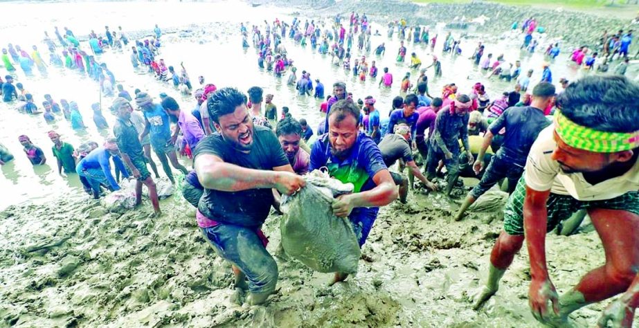 Thousands of locals volunteered to repair a damaged embankment in Mathbari village of Maharajpur union under Koyra upazila of Khulna on Friday morning.