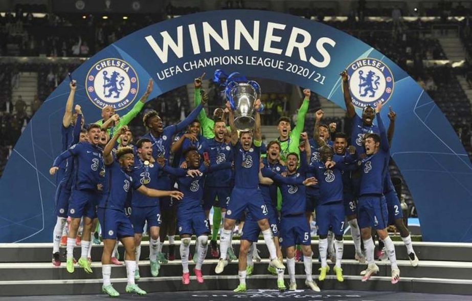Chelsea's Spanish defender Cesar Azpilicueta (center) celebrates with the trophy after winning the UEFA Champions League final football match against Manchester City at the Dragao stadium in Porto on Saturday.