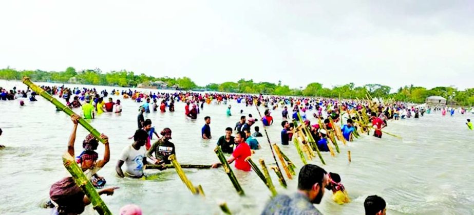 Thousands of locals volunteered to repair a damaged embankment at Maharajpur Union in Khulna on Sunday morning after cyclone Yaas caused devastation in costal districts in Bangladesh.