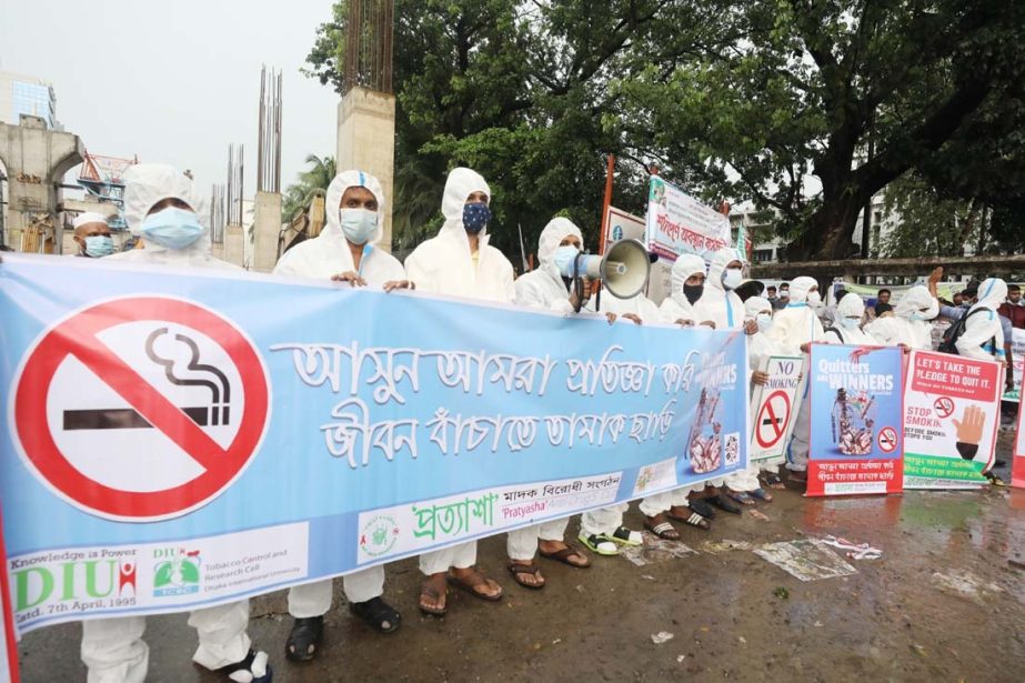 Protyasha, an anti-tobacco organisation forms a human chain in front of the Jatiya Press Club on Monday in protest against consumption of tobacco.