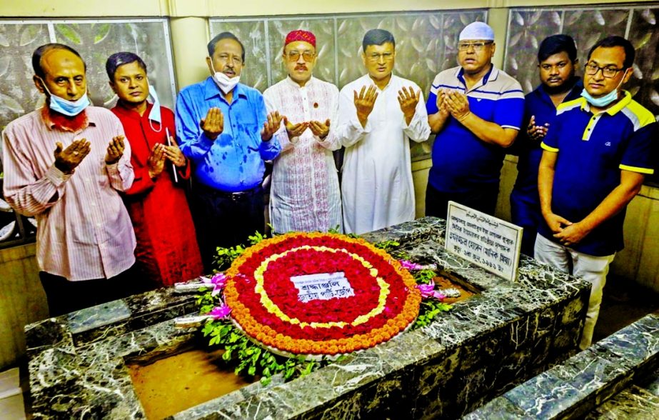 Jatiya Party (JP) offers munajat after paying floral tributes at the grave of legendary journalist Tofazzal Hossain Manik Mia in the city's Azimpur Graveyard on Tuesday marking the latter's 52nd death anniversary.
