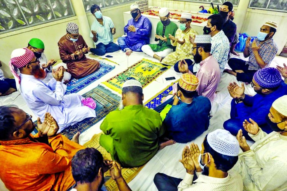 Ittefaq family offers prayers at a Doa Mahfil beside the grave of Founder Editor of the Ittefaq Tofazzal Hossain Manik Mia at Azimpur Graveyard in the city on Tuesday marking his 52nd death anniversary.