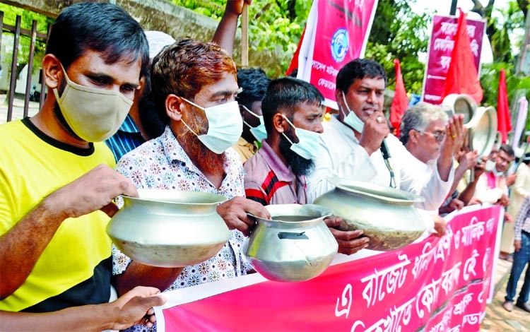 Bangladesh Textile Garments Sramik Federation and Bangladesh Motorjan Mechanic Federation stage a demonstration in front of the Jatiya Press Club with empty cooking pots on Friday protesting low allocation made to the labour sector in 2021-22 National Bud