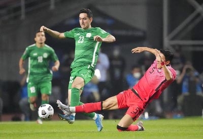 South Korea's Jung Woo-young (right) fights for the ball against Turkmenistan's Velmyrat Ballakov during their Asian zone Group H qualifying soccer match for the FIFA World Cup Qatar 2022 at Goyang stadium in Goyang, South Korea on Saturday.