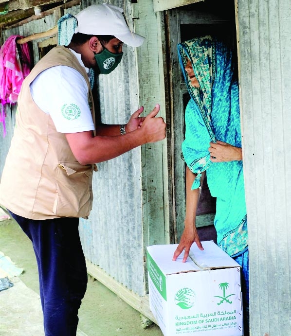 Delegation of the Muslim World League, a strategic partner and implementer of a relief project funded by the King Salman Humanitarian Aid & Relief Centre, distributes 1000 emergency food baskets among more than 5000 people affected by the recent floods ca