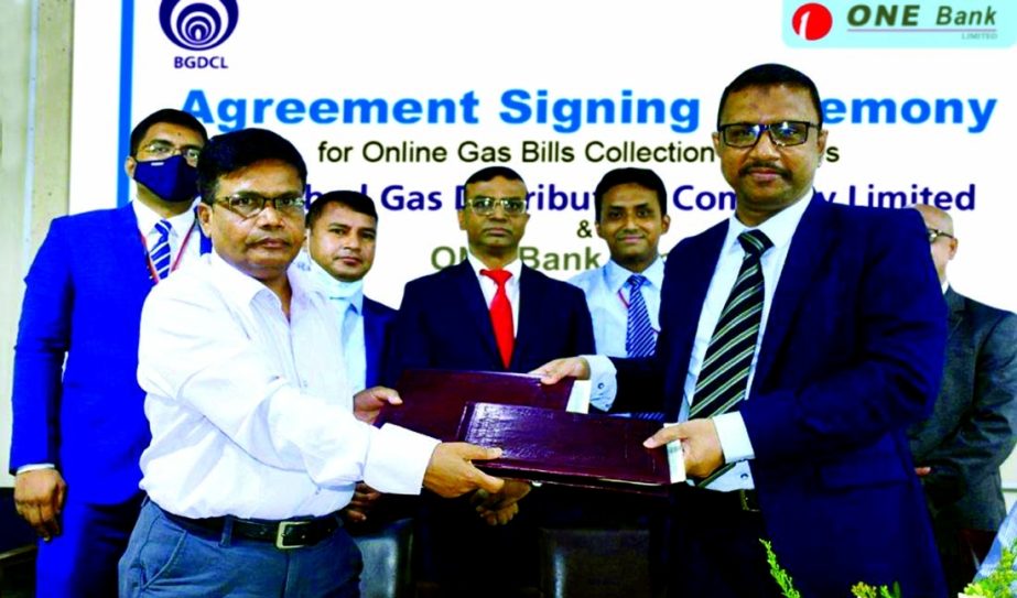 Md. Monzur Mofiz, AMD of ONE Bank Limited (OBL) and Md. Khorshed Alam, Company Secretary of Bakhrabad Gas Distribution Company Limited (BGDCL), exchanging document after signing an agreement at BGDCL's head office in Chapapur in Cumilla recently. Under t