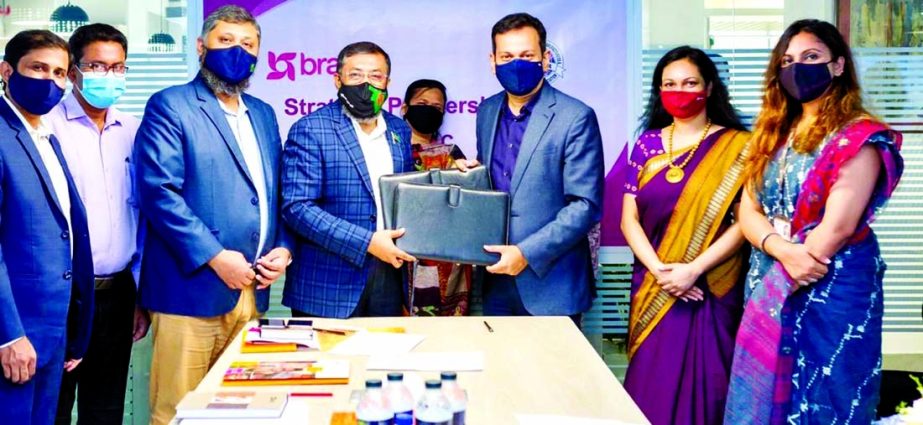 Mohammed Hatem, First Vice-President of Bangladesh Knitwear Manufacturers and Exporters Association (BKMEA) and Arif Saleh, Executive Director of BRAC, exchanging document after signing a MoU to develop the health of RMG workers. The MoU signing ceremony