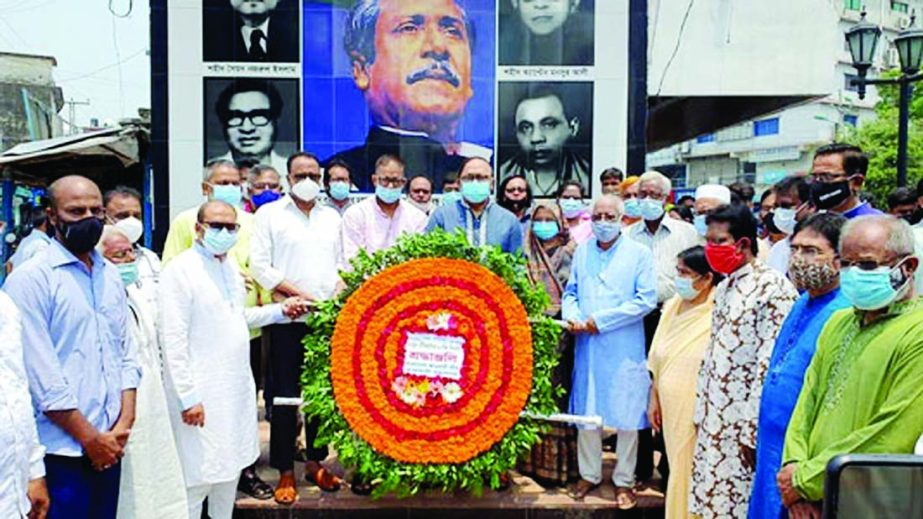 Mayor of Rajshahi AHM Khairuzzaman Liton places wreaths at the portraits of Bangabandhu Sheikh Mujibur Rahman and four national leaders in front of the Rajshahi Awami League office to mark the historic Six-Point Demand Day on Monday.