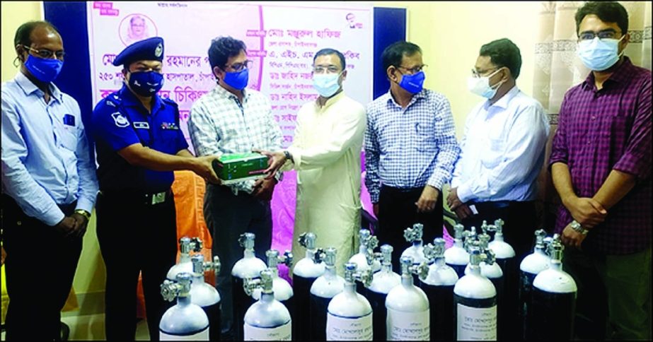 Mukhlesur Rahman, Chairman of Grameen Travels hands over oxygen cylinders and other medical equipments to Dr. Muninul Haque, Caretaker, Chapainababganj 250-Bed General Hospital on Monday. Medical equipments include 20 oxygen cylinders, 10 nasal canulas an