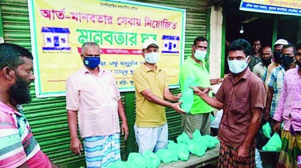 Gazipur District Council member Md. Atiqul Islam Rinku distributes health care items among the workers at Tok Bazar of Kapasia Upazila in Gazipur recently.