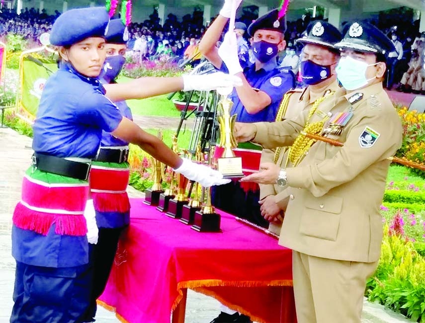 Inspector General of Police Benazir Ahmed hands over crest to the trainees at the concluding parade of 38th Cadet SI Batch at Sarada Police Academy on Monday.