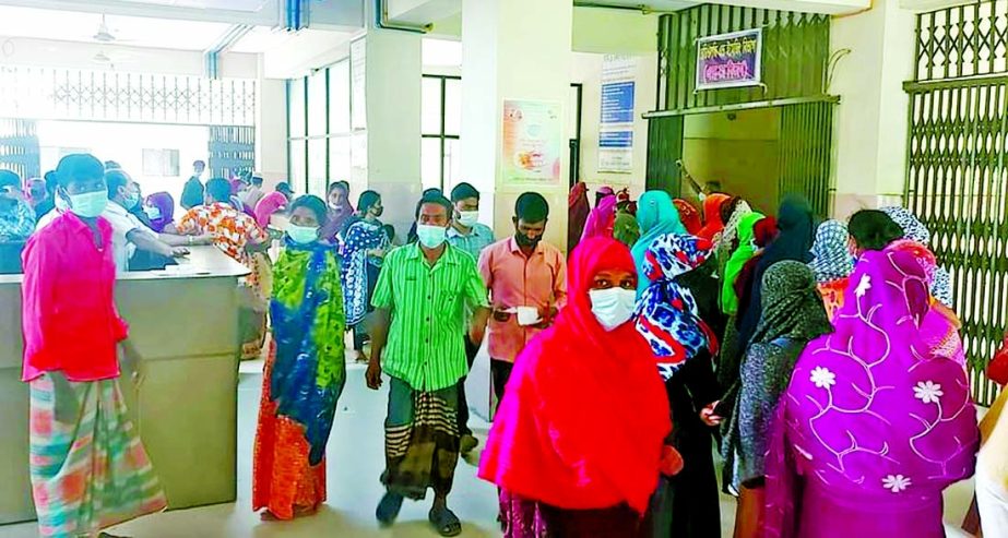 People crowd at Thakurgaon Sadar Hospital on Monday amid rise of fever related disease in the district.