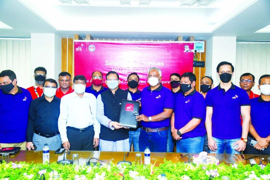 Chattogram City Corporation (CCC) Mayor Rezaul Karim and Mahtab Uddin Ahmed, Managing Director and CEO of Robi, exchanging a MoU signing document to work together to build a smart city at Nagar Bhaban in the port city on Tuesday. Senior executives from b