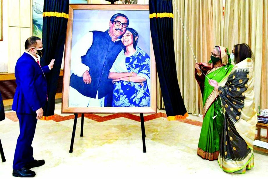 Director General of SSF Major General Majibur Rahman presents an artwork to Prime Minister Sheikh Hasina at Ganobhaban on Tuesday marking the 35th founding anniversary of SSF. Prime Minister's daughter Saima Wazed Hossain was present on the occasion.
