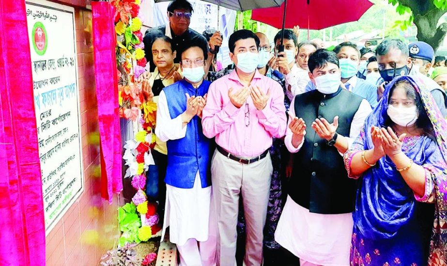 DSCC Mayor Barrister Sheikh Fazle Noor Taposh, local MP Hazi Mohammad Selim and Councilor of 26 No.Ward Hasibur Rahman Manik along with others offer munajat after inaugurating interim waste transfer center at 26 No Ward on Thursday.